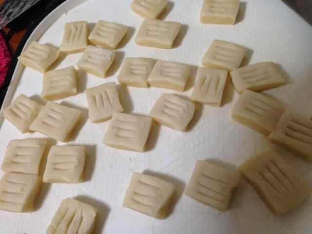 用面粉制作的山东美食，“蜜三刀”，吃在嘴里甜在心里