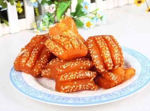 用面粉制作的山东美食，“蜜三刀”，吃在嘴里甜在心里