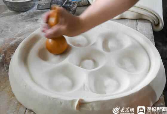 临沂莒南县谷记大饼：数百次擀压2小时烤制 喷香