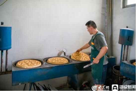 临沂莒南县谷记大饼：数百次擀压2小时烤制 喷香