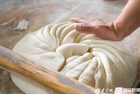 临沂莒南县谷记大饼：数百次擀压2小时烤制 喷香