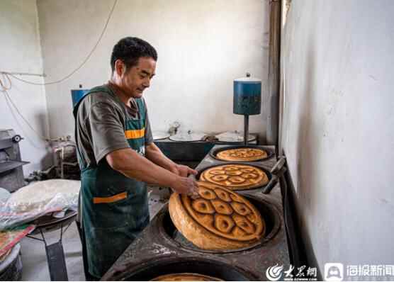 临沂莒南县谷记大饼：数百次擀压2小时烤制 喷香