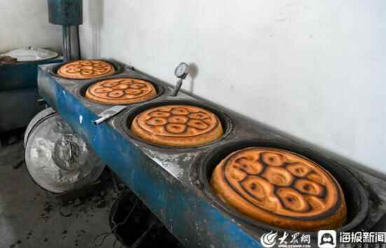 临沂莒南县谷记大饼：数百次擀压2小时烤制 喷香