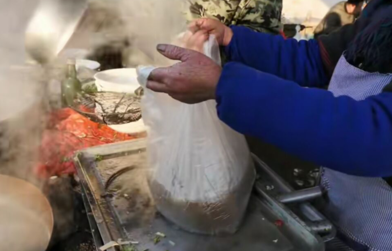 山东平邑大集上的羊肉汤，10块钱一碗，周围村民拿塑料袋来盛汤