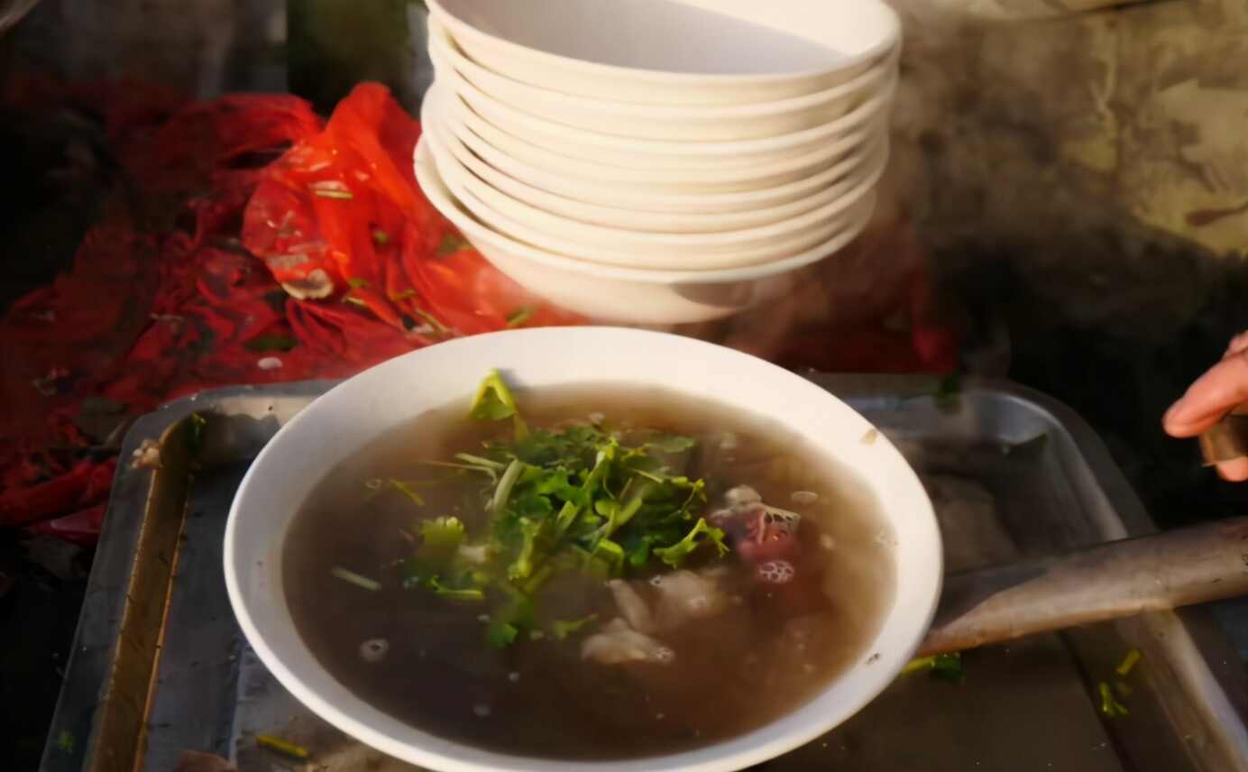 山东平邑大集上的羊肉汤，10块钱一碗，周围村民拿塑料袋来盛汤