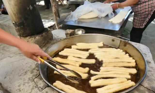 费县夫妻俩赶集卖油条，6块钱一斤，一天卖两袋面，轻松月入过万
