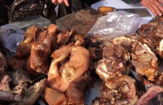 沂蒙山下大集，猪头肉14元一斤10块钱买大半斤，露天喝酒吃肉