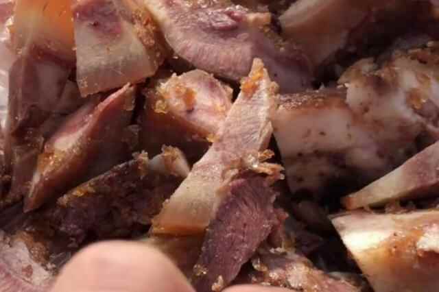 沂蒙山下大集，猪头肉14元一斤10块钱买大半斤，露天喝酒吃肉