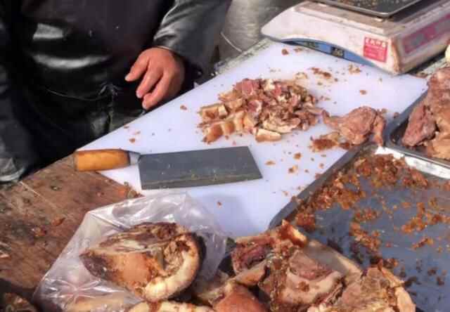 沂蒙山下大集，猪头肉14元一斤10块钱买大半斤，露天喝酒吃肉