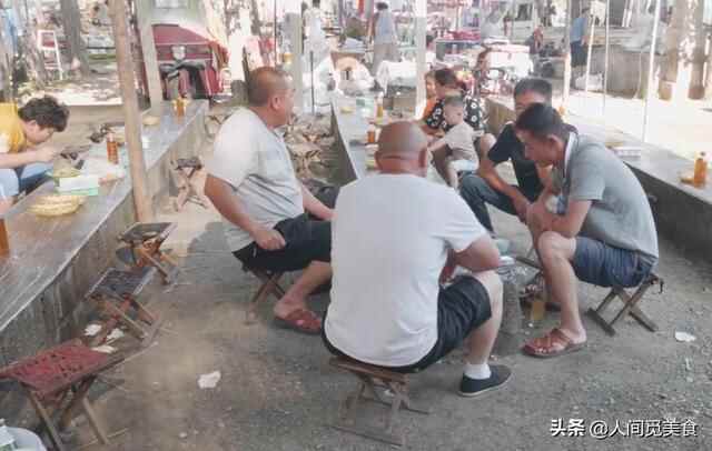 山东平邑大集上的路边摊，15元的羊汤肉给得多，老少爷们提酒来喝