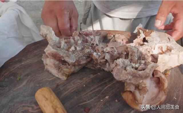 山东平邑大集上的路边摊，15元的羊汤肉给得多，老少爷们提酒来喝