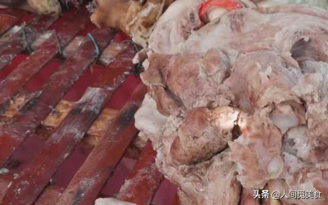 山东平邑大集上的路边摊，15元的羊汤肉给得多，老少爷们提酒来喝