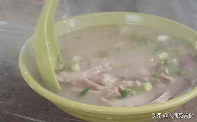 山东平邑大集上的路边摊，15元的羊汤肉给得多，老少爷们提酒来喝