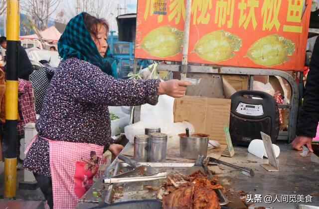 山东大娘在大集上炸鲅鱼，8元一条现炸现吃，卷上煎饼简直绝了