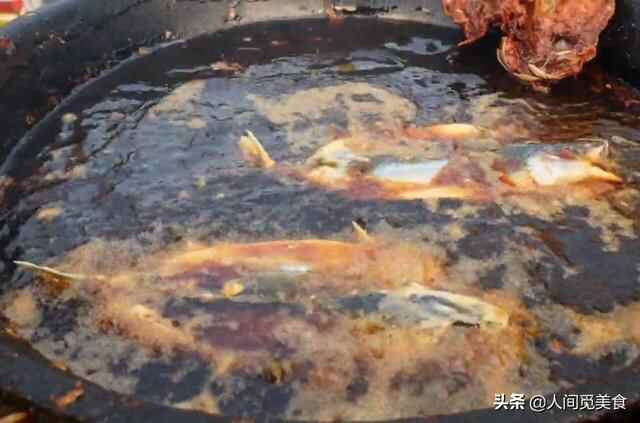 山东大娘在大集上炸鲅鱼，8元一条现炸现吃，卷上煎饼简直绝了