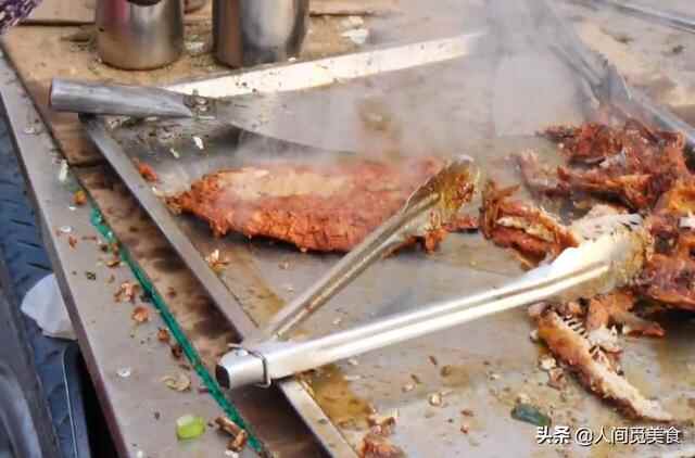 山东大娘在大集上炸鲅鱼，8元一条现炸现吃，卷上煎饼简直绝了