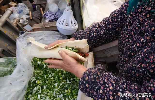 山东大娘在大集上炸鲅鱼，8元一条现炸现吃，卷上煎饼简直绝了