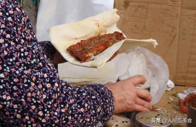 山东大娘在大集上炸鲅鱼，8元一条现炸现吃，卷上煎饼简直绝了