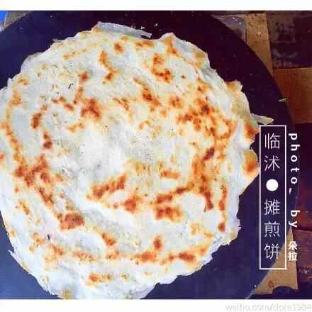 临沭街头美食：摊煎饼 这图片拍的太有文艺范儿！