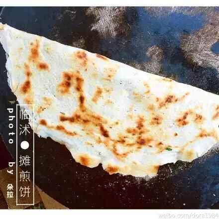 临沭街头美食：摊煎饼 这图片拍的太有文艺范儿！