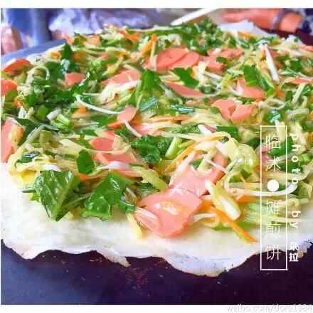临沭街头美食：摊煎饼 这图片拍的太有文艺范儿！