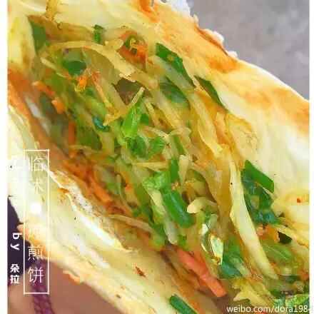 临沭街头美食：摊煎饼 这图片拍的太有文艺范儿！