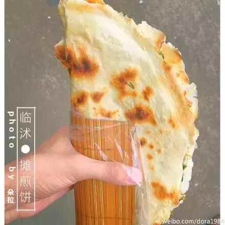 临沭街头美食：摊煎饼 这图片拍的太有文艺范儿！