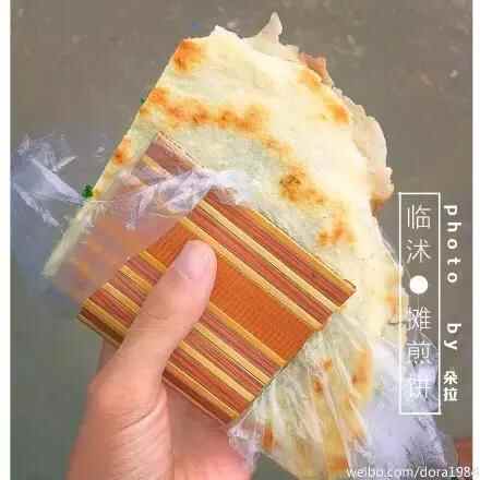 临沭街头美食：摊煎饼 这图片拍的太有文艺范儿！