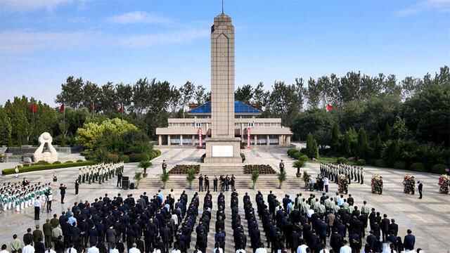 烈士纪念日 | 德州市社会各界人士向人民英雄敬献花篮