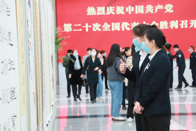 德城区行政审批服务局组织党员干部职工参观德州市机关书法美术作品展