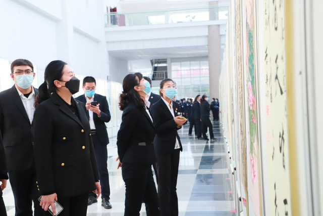 德城区行政审批服务局组织党员干部职工参观德州市机关书法美术作品展
