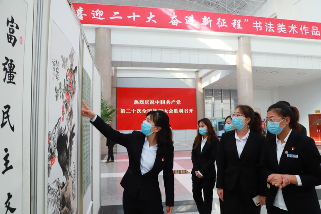 德城区行政审批服务局组织党员干部职工参观德州市机关书法美术作品展