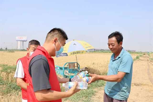 德州市武城县鲁权屯镇：「新时代文明实践」麦田地里，一瓶水的对话^^^^^^