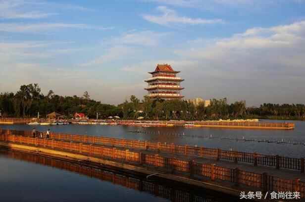 它是山东宁津特有的风味名吃，成名于清道光年间，味浓香而不烈，馅鲜肥而不腻