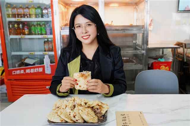 探寻地道河北美食，走进衡水枣强，百年老店里的鞋底子烧饼和熏肉