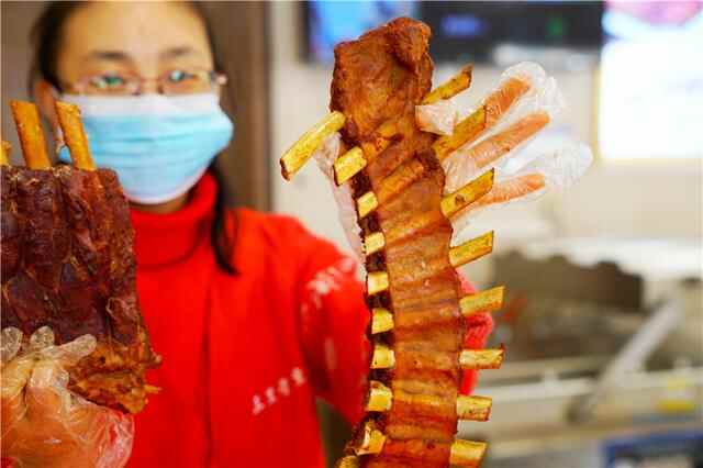 探寻地道河北美食，走进衡水枣强，百年老店里的鞋底子烧饼和熏肉