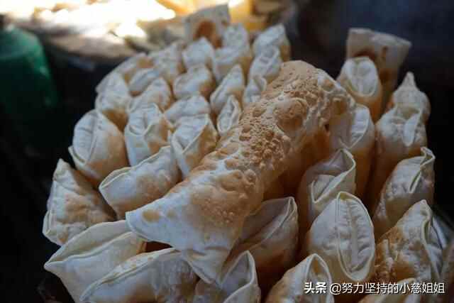 山东德州夏津下面的乡镇名叫宋楼镇，这里的火烧薄脆如纸，点赞