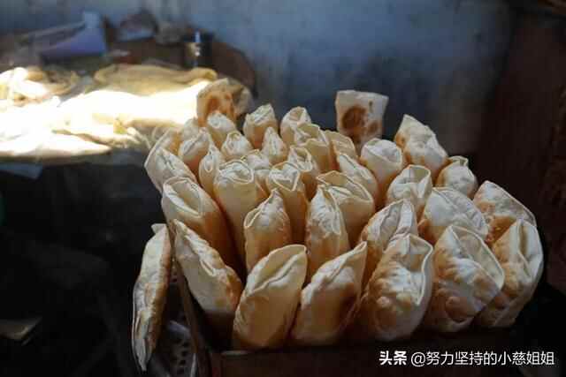 山东德州夏津下面的乡镇名叫宋楼镇，这里的火烧薄脆如纸，点赞