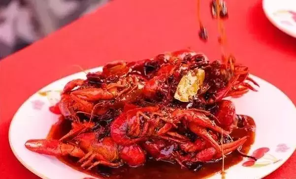 德州陵城开启夜场狂欢：第三届龙虾节嗨吃起来！