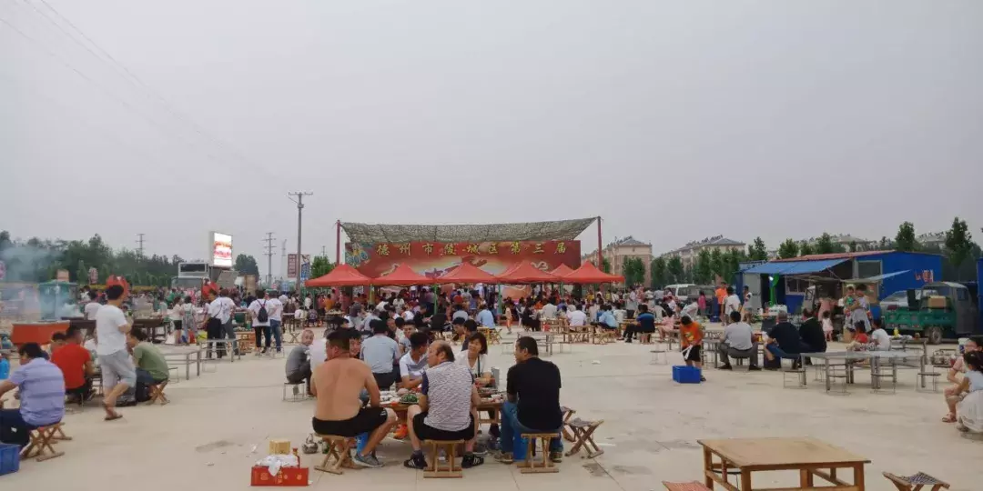 德州陵城开启夜场狂欢：第三届龙虾节嗨吃起来！