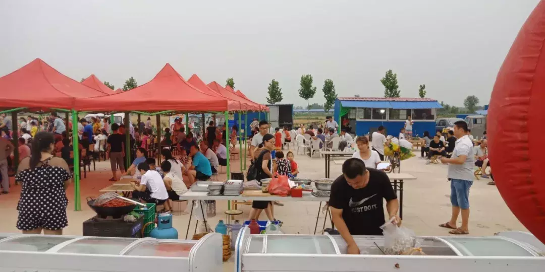 德州陵城开启夜场狂欢：第三届龙虾节嗨吃起来！
