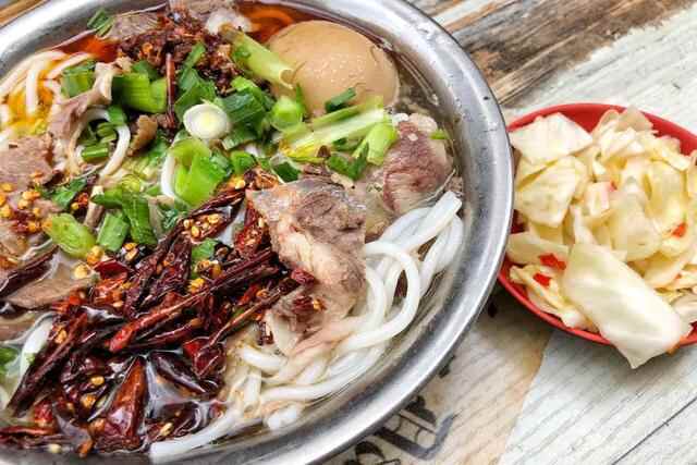 贵州旅行必吃美食：这家每次都排超长队的丝娃娃，究竟吃点啥？