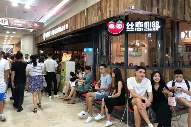 贵州旅行必吃美食：这家每次都排超长队的丝娃娃，究竟吃点啥？