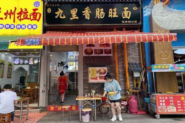 贵州旅行必吃美食：这家每次都排超长队的丝娃娃，究竟吃点啥？