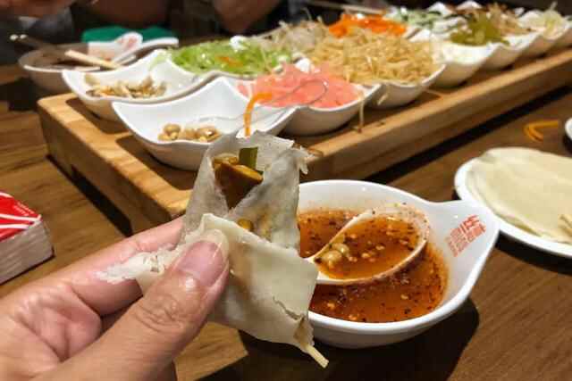 贵州旅行必吃美食：这家每次都排超长队的丝娃娃，究竟吃点啥？