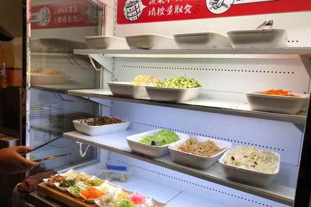 贵州旅行必吃美食：这家每次都排超长队的丝娃娃，究竟吃点啥？