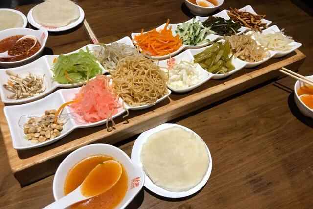 贵州旅行必吃美食：这家每次都排超长队的丝娃娃，究竟吃点啥？
