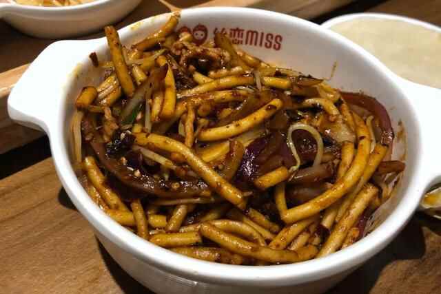 贵州旅行必吃美食：这家每次都排超长队的丝娃娃，究竟吃点啥？