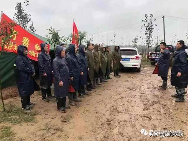 冠县党员干部带头参与防汛，确保一方平安