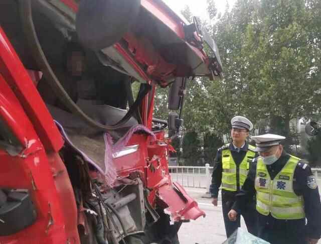 大货车追尾前车司机被困，莘县巡逻交警暖心救助